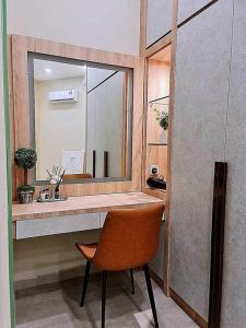 马六甲NEW Condo Atlantis Melaka Town @ Memories的浴室设有一张带镜子和椅子的桌子