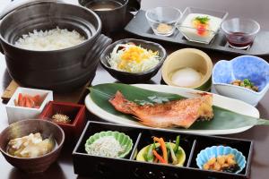 郡山Yutoriro Bandai Atami的一张桌子,上面放着一盘食物和一碗食物