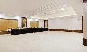 博帕尔Hotel Yuvraj Palace的大房间设有白色的屏幕和舞台