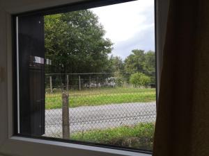 埃格勒通Studio Bellevue的窗户享有围栏和道路的景致。