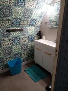 AudruicqÀ La Maison Du Bonheur的一间带水槽和瓷砖墙的浴室