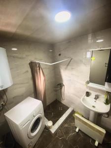 梅斯蒂亚达塔旅馆的一间带卫生间和水槽的浴室