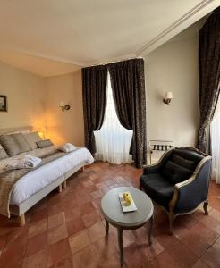 米雷普瓦Chambres d'hôtes Relais Mira Peis的一间卧室配有一张床、一把椅子和一张桌子