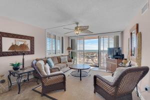 彭萨科拉海滩Gulf Winds 101的客厅配有沙发、椅子和电视