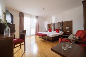 巴特拉德克斯堡Hotel Garni Toscanina - Adults Only的酒店客房设有床和客厅。