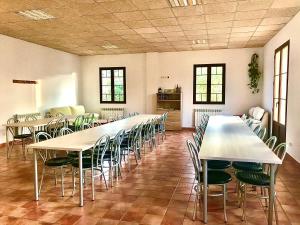CastillazueloAlbergue de Castillazuelo的大型客房设有桌椅和窗户。