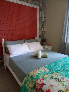 蓝海湾Vacances Le Nereide Blue Bay的一间卧室配有一张红色墙壁的床