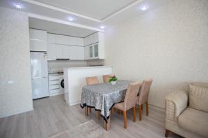 巴库Park Azure luxury的厨房以及带桌椅的用餐室。
