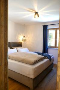 伦格里斯Ferienwohnung Goller的一间卧室配有一张大床和吊扇