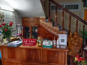 大叻Nón Lá Guest House的一间有楼梯的药房柜台