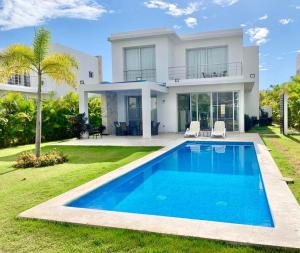 拉罗马纳Villa Real Playa Nueva Romana的一座房子前面设有游泳池