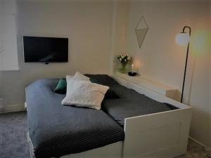 维斯特拉弗伦达Mysig studiolägenhet i Västra Göteborg的一张床上有两个枕头的房间