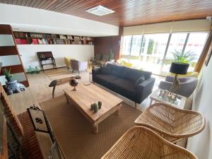 图伊La SIGRINA Tuy的客厅配有沙发和桌子