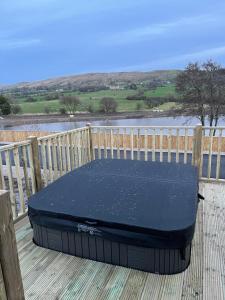 Pendleton5 Lake View, Barrow, Clitheroe - in the heart of the Ribble Valley的围栏旁甲板上的床垫