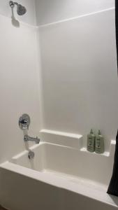 洛杉矶Exceptional Loft FREE Parking and WIFI的浴室水槽配有水龙头和2个肥皂瓶