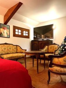 圣加蒂安代布瓦Eden Cottage的客厅配有电视和桌椅
