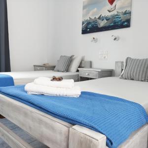 纳乌萨Isalos Paros的一间卧室配有一张床,床上有毛巾