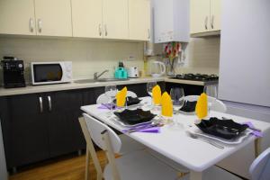 克卢日-纳波卡Romantic luxury in city center的厨房里设有一张桌子,上面摆放着黄色餐巾