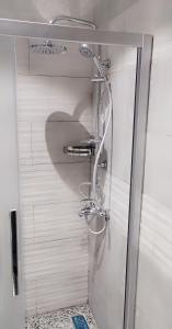 亚喀巴ArwaHotel Apartments اروى للشقق الفندقية的浴室里设有玻璃门淋浴