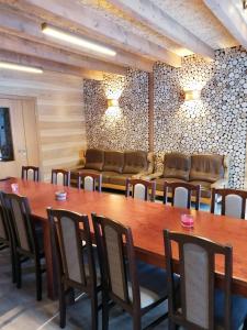 Baltais DukstgalsViesu nams Liepas的用餐室配有大型木桌和椅子