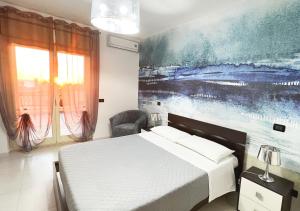 奇维塔韦基亚Skyline的卧室配有一张床,墙上挂有绘画作品