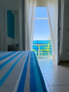 切萨雷奥港FronteMare Rooms的一间卧室配有一张床,享有海景