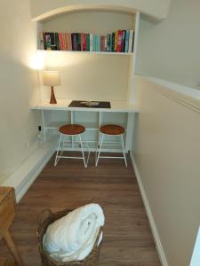 邦吉Loft in Bungay的客房设有书桌、两把椅子和一张桌子