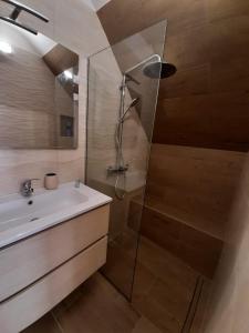 奥斯图尼Casa Vacanze: Eureka的带淋浴和盥洗盆的浴室
