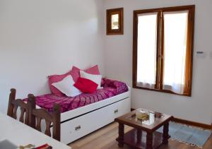 马德普拉塔La MagnoliaII的客房设有带镜子的沙发和窗户。