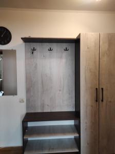 罗夫诺Comfortable apartments in centre with 3 bedrooms的客房设有木制橱柜和楼梯。