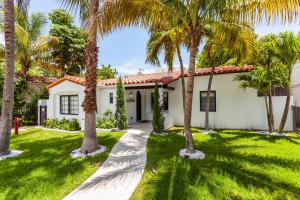 迈阿密海滩巴斯南海滩住宿加早餐酒店的前面有棕榈树的房子