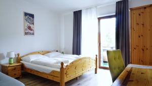 拉姆绍达赫斯坦斯蒂埃勒酒店的一间卧室设有一张木床和一个窗户。