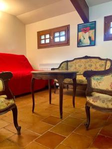 圣加蒂安代布瓦Eden Cottage的客厅配有桌子、两把椅子和一张沙发