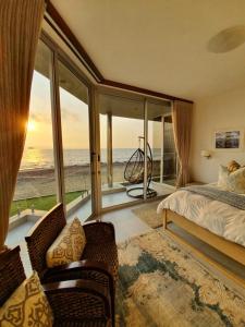 斯瓦科普蒙德Oceana View的一间卧室配有一张床,享有海景