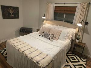 奥勒姆Utah Valley Retreat - Luxurious Self check-in Apt, UVU BYU, EV Charge的卧室配有一张带白色床单和枕头的大床。