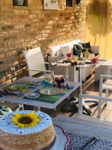 托伦蒂诺卡萨莱阿尔隆蒂尼住宿加早餐旅馆的上面有向日葵的桌子