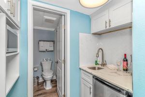 默特尔比奇Oceanfront Suite Grande Cayman 124的一间带水槽和卫生间的小浴室