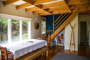 科罗曼德镇Fern Lodge Coromandel的一间卧室设有一张床和一个楼梯
