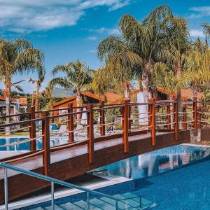 契拉勒Kimera Lounge Boutique Hotel & Spa的棕榈树度假村的一座游泳池上的桥梁