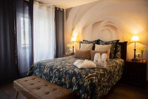 阿利坎特LUXURY New Apartment CITY CENTRE & BEACH, Alicante的一间卧室配有一张床,上面有两条毛巾