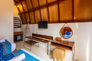 SeturanOmah Lumbung Yogyakarta的客房设有一张床和一张带镜子的书桌