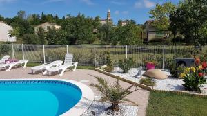 Montégut-LauragaisGite Pourquoi Pas的后院设有游泳池、椅子和围栏