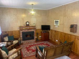 沃尔哈拉Sancreed Cottage的客厅设有壁炉和电视。
