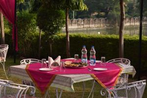 本迪Hotel Nawal Sagar Palace - Bundi的一张桌子,上面放着一盘食物和水瓶