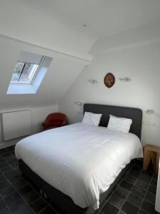 那慕尔Le Moulin de L'Abbaye Notre Dame du Vivier的卧室配有一张大白色床和窗户