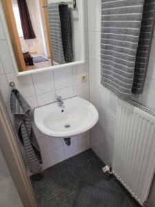拜罗伊特Möbliertes Zimmer的浴室设有白色水槽和镜子