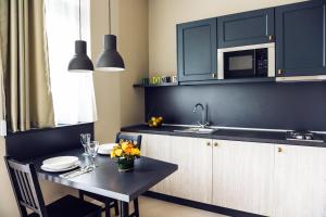 布达佩斯遗产之家公寓酒店的一间带桌子和微波炉的小厨房