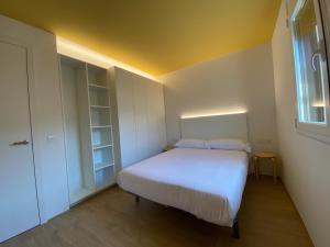 拉波夫拉-德利列特Ca l'Aiet的一间小卧室,配有白色的床和窗户