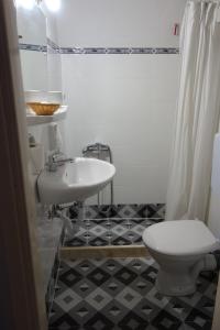 VíliaARION的浴室配有白色水槽和卫生间。