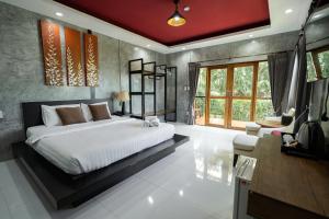 攀瓦海滩The Loft Panwa Resort的卧室配有一张白色大床